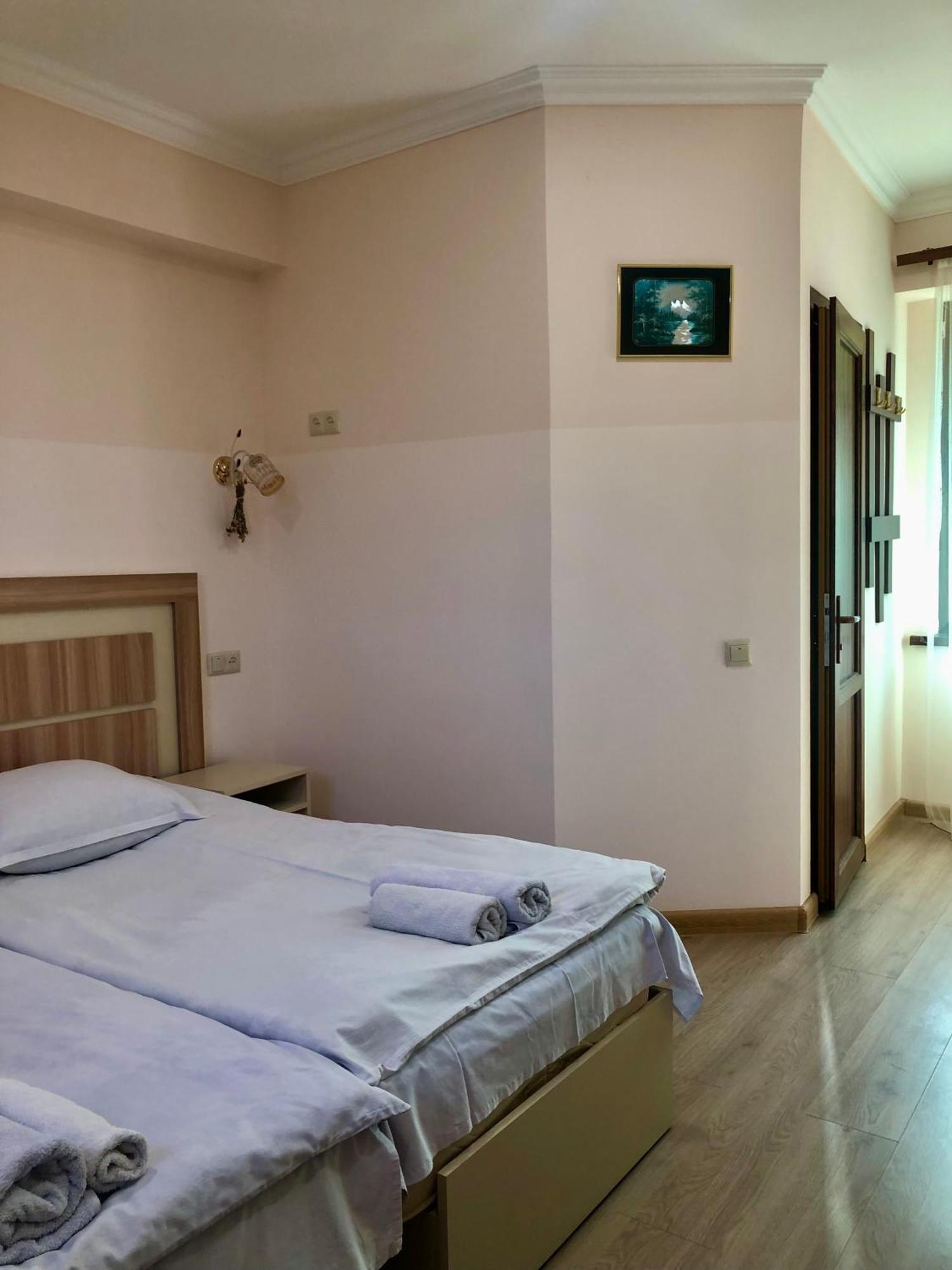 Guest House Anahit 이제반 외부 사진